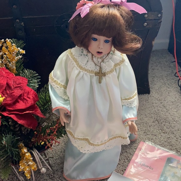 Treasury Collection singing sweetheart 14” Gloria doll - Picture 3 of 15